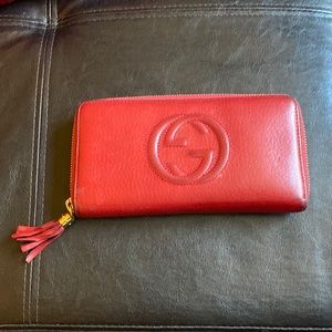 Red gucci zip wallet